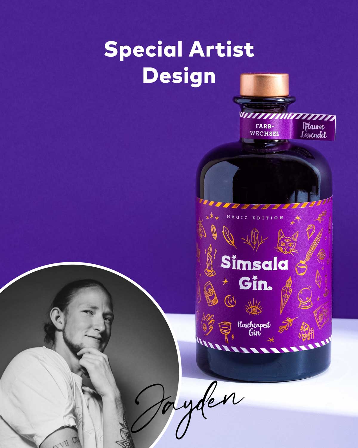 Unser Designer Jayden hat besonders viel herzblut in das Design der neuen Simsala Gin Limited Edition mit Glitzer von Flaschenpost Gin gesteckt für ein magisches Kunstwerk als Ergebnis. | Die Flasche verzaubert mit dunklem Label und goldenen Designelementen.